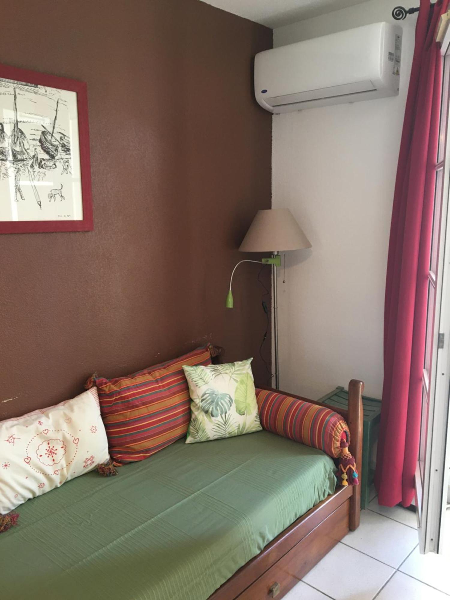 Acacia Apartment *